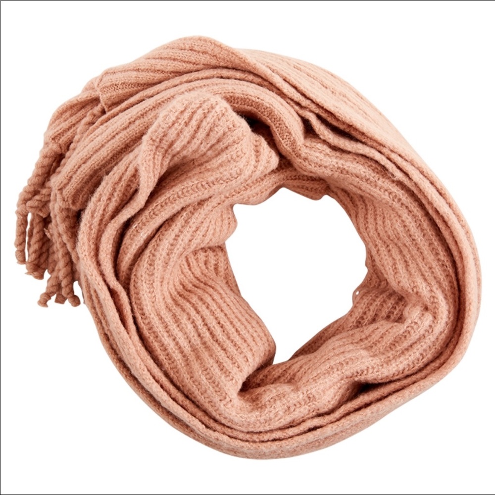 Plush Oversized Ribbed Scarf - Picture 6 of 6
